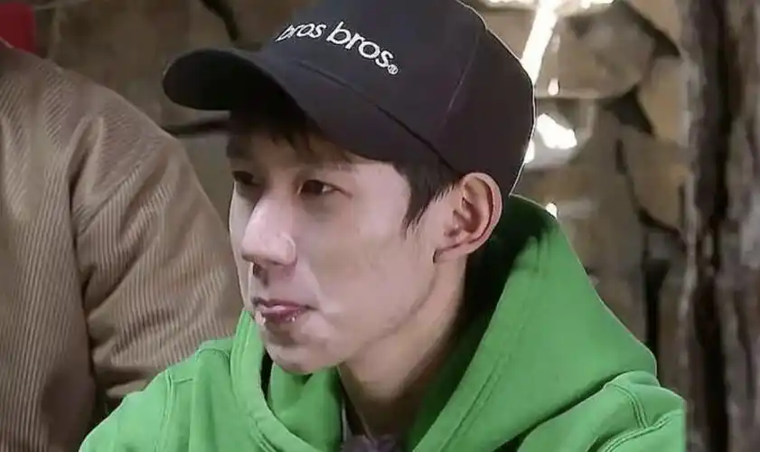 离开修图和滤镜的王源满脸痘痘差粉丝谁还没有青春期