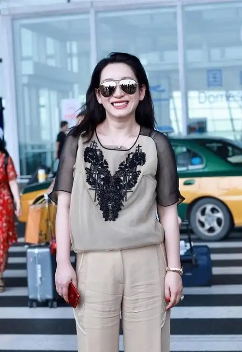 长得显小有多好明明是同龄人的7对明星看着却像差了20岁