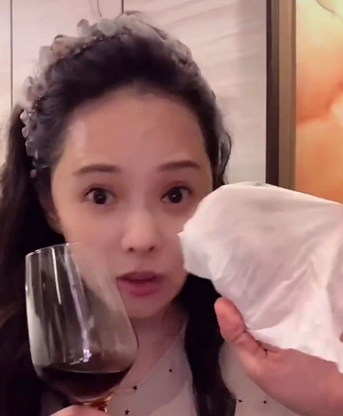 原创伊能静分享卸妆后素颜照并回应每年花百万在脸上不要以讹传讹