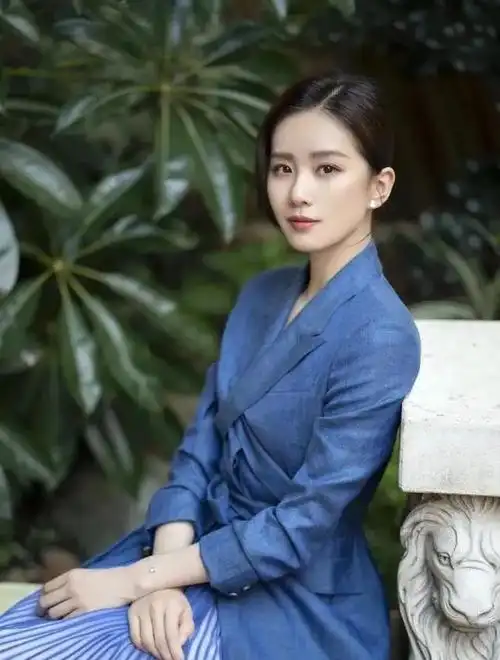 刘诗诗这次真的是美艳十足,一身蓝色西装搭配白色西裤,简直是撩人到