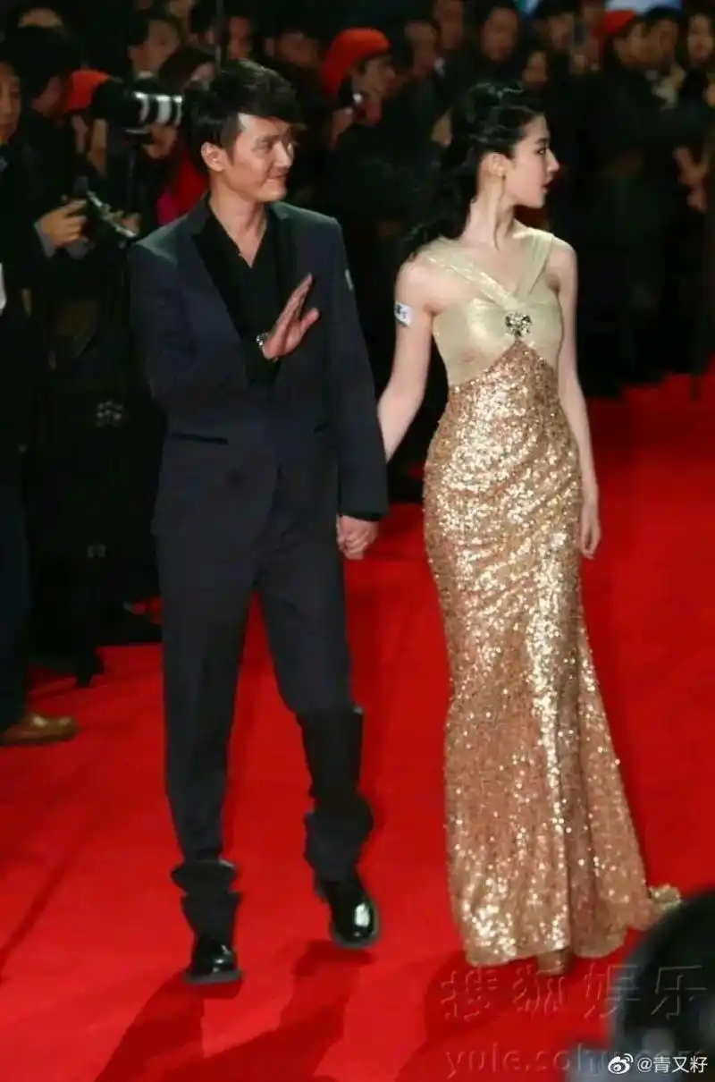 刘亦菲冯绍峰icon鸿门宴红毯照片,刘亦菲金色修身礼服造型