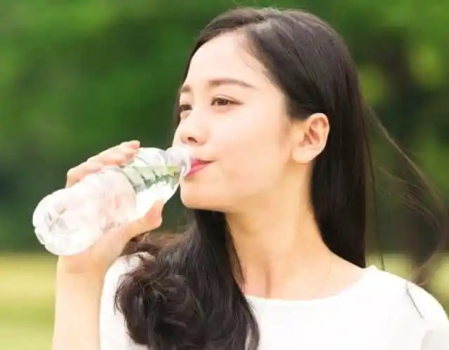 女孩子经常喝水,皮肤一定能变好吗?真相来了