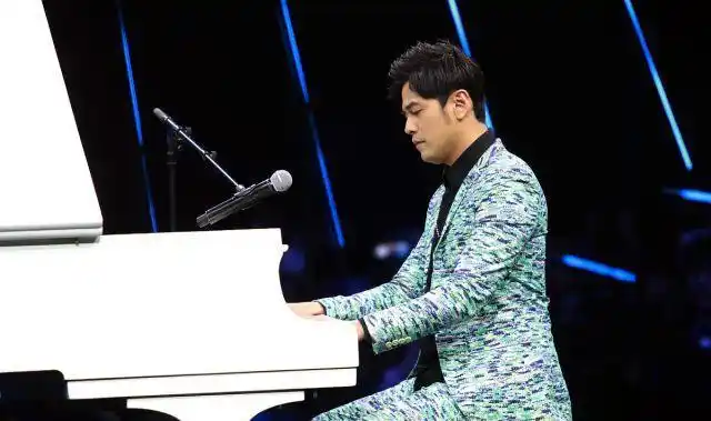 周杰伦现场即兴弹钢琴秀琴技花西装扮潮手举香槟周董范足