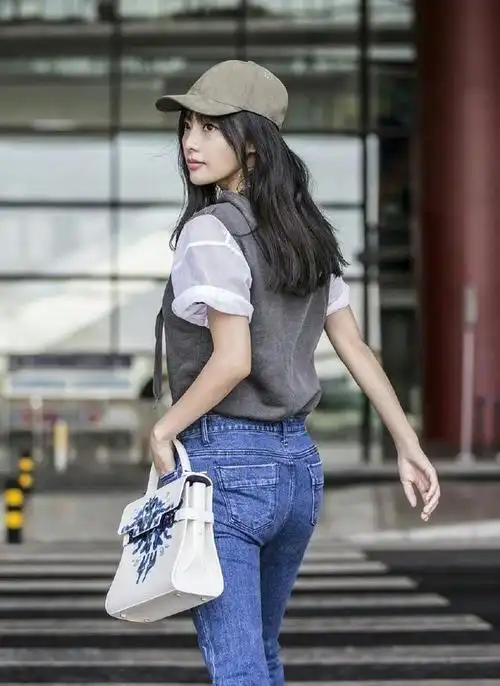 张嘉倪好会穿,机场"上衣下塞"穿法时髦,腿又细又长|高腰|牛仔裤|t恤