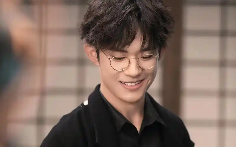 电脑壁纸 明星 大陆明星 易烊千玺儒雅写真