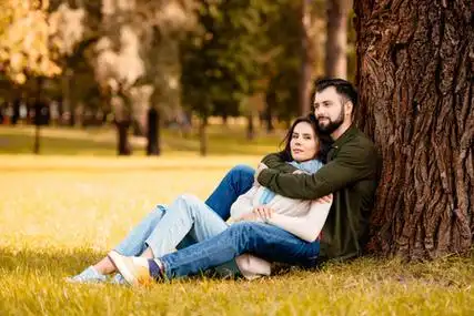 情侣拥抱公园图片