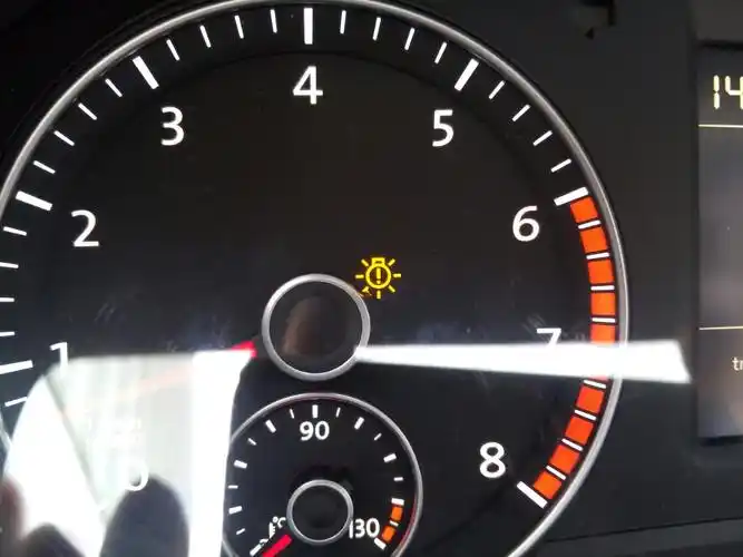 车上有个感叹号亮黄灯是什么意思