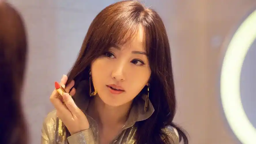 杨钰莹晒最新美照成熟女人味打扮难掩清纯甜美玉女气质