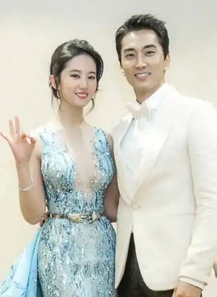 刘亦菲是很多男人心中的女神,当年她和宋承宪之间的感情很多网友都是