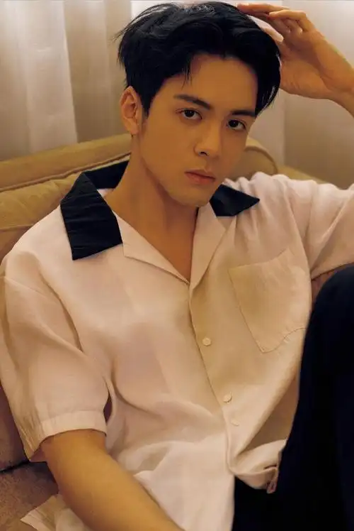 p>曾舜晞 i>(joseph) /i>,原名曾威航,1996年10月9日出生于广东省