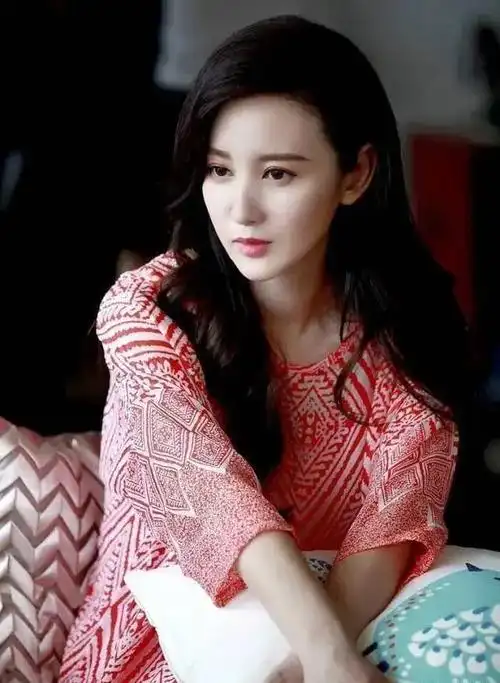 张萌是中国内地女模特演员制片人主持人钢琴教师歌手