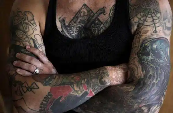 为了新出生的孩子美国黑帮老大选择洗掉全身纹身重新生活