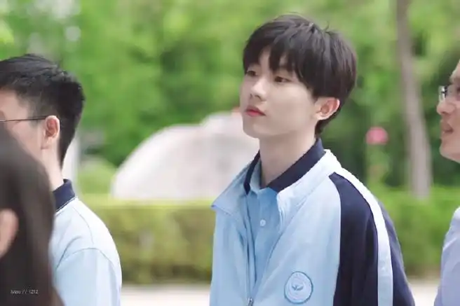 马嘉祺郑州47中宣传片#限定男高中生马嘉祺9615穿着校服漫步在