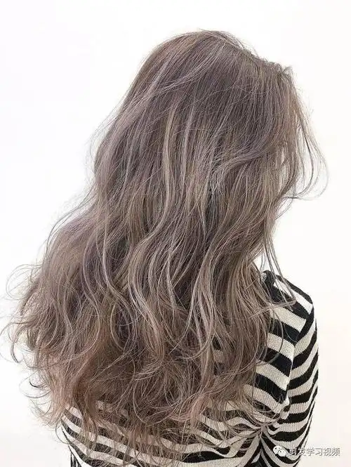 完美体现了高级的质感卷中带直的烫发造型个性十足纹理烫长发时尚