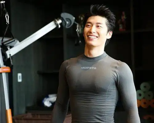 窦骁肌肉半裸图片欣赏 当众脱掉外套秀肌肉