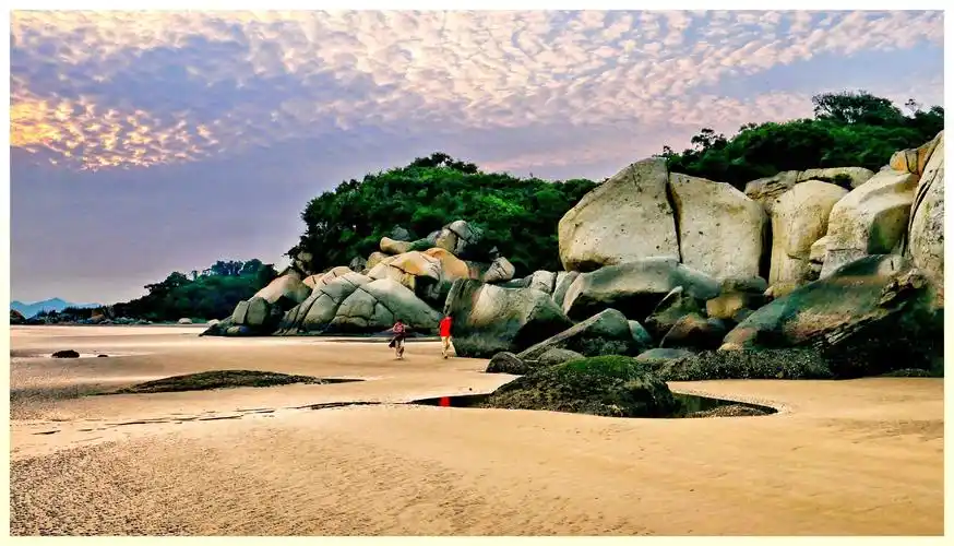 珠海市西区三灶横石基浅水滩是个摄影的好地方,天然礁石及浅水的海滩