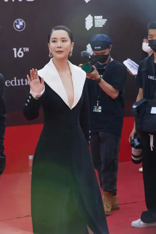 海清出席本届#first青年电影展#多场活动,黑白chanel套装简洁大气