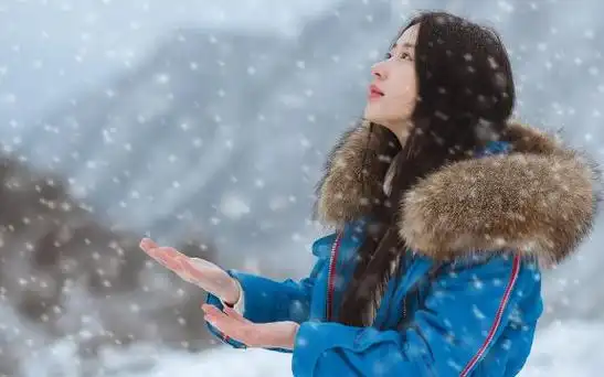 雪地里超凡脱俗的气质美女写真