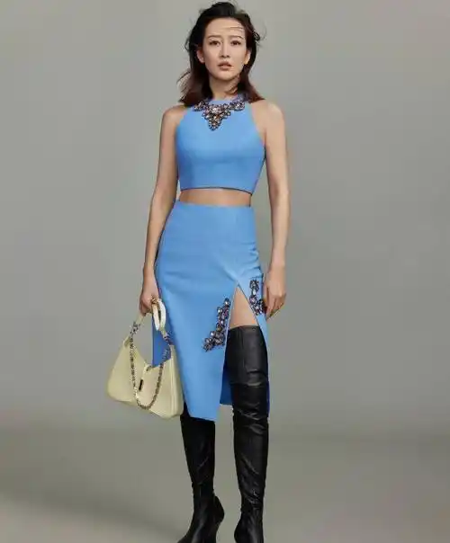 王鸥同样身穿蓝色无袖修身上衣,搭配同色系高叉半身裙,脚踩黑色靴子