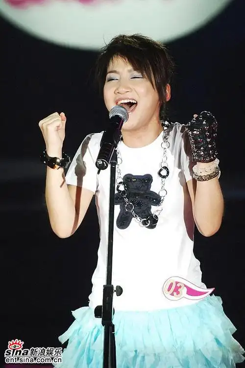 图文:2006超级女声总决赛8进6-03号艾梦萌
