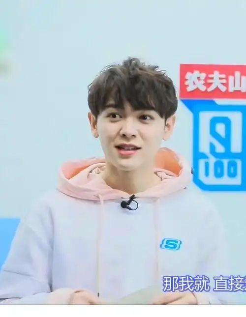 尤长靖又胖了?穿绿色套装小脸肥嘟嘟,网友:男孩子胖一点才可爱