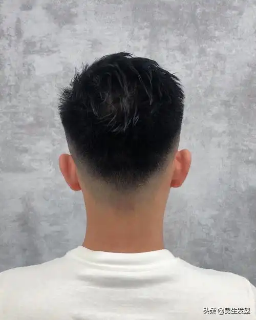 圆脸男生适合的发型(圆脸的男士留什么发型最好看)_酷知识