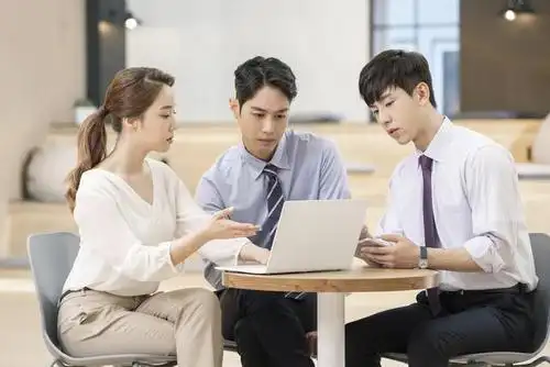 行走职场别再做这三件事情,既不能刻意讨好人,也不能轻易得罪人_同事