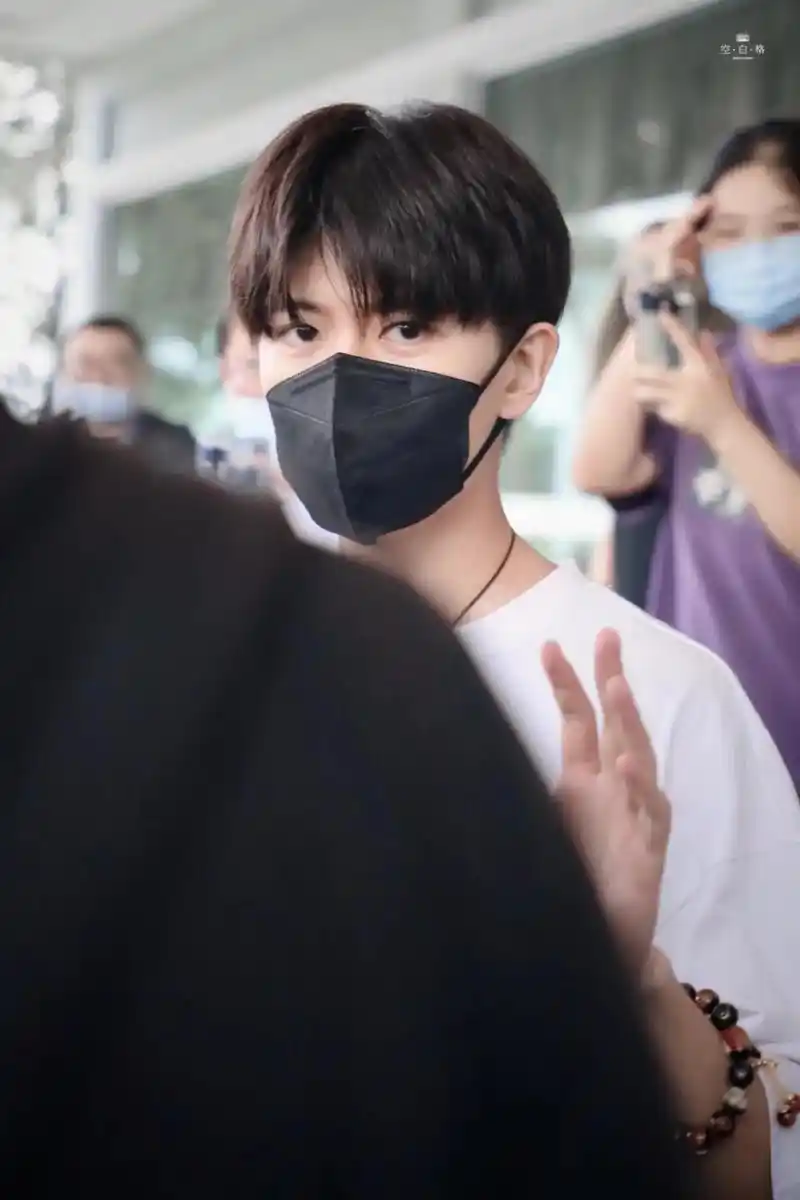 任嘉伦90#机场照#时光与你都很甜      同款与你很巴 - 抖音