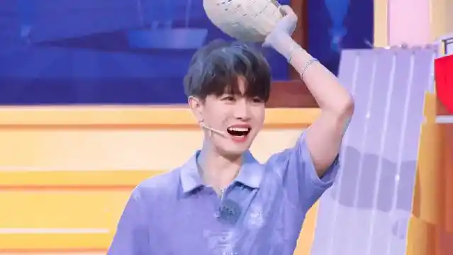 「 任嘉伦 ‖ 非日常派对第二期cut     记忆力翻牌子不停翻车     要