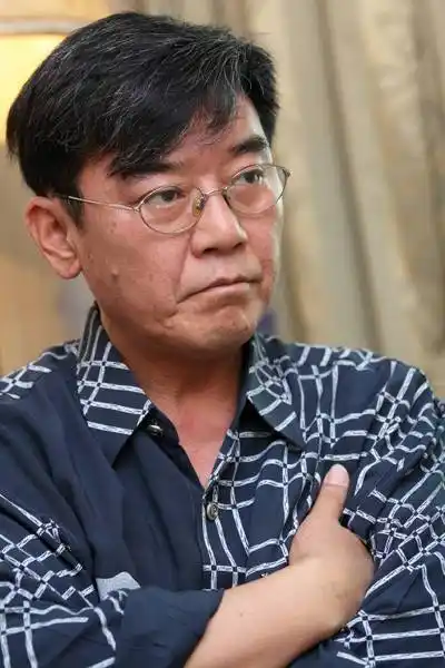 图文:李立群专访 李立群表情严肃