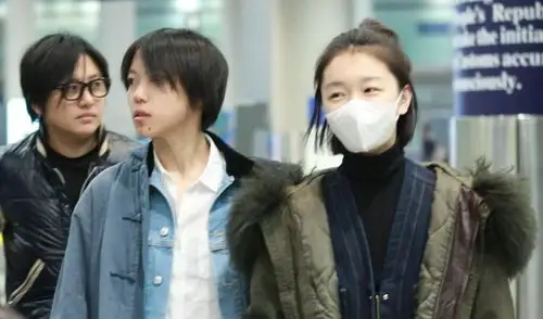 窦靖童气场全开与周冬雨同框走中性风