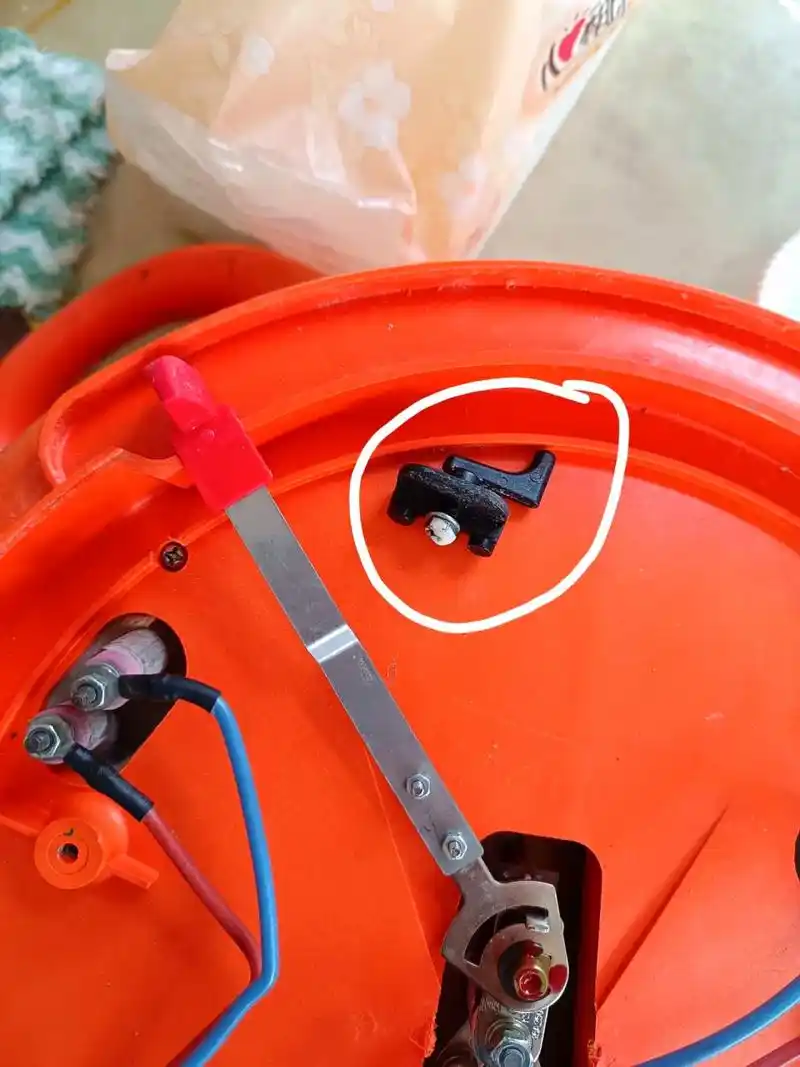 老师们,又遇到难题了,多星电炒锅不通电了,拆卸时没注意掉出一个小