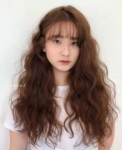 圆脸的女生怎么烫发显脸小?试试这六款卷发,时髦洋气又有品位插图4