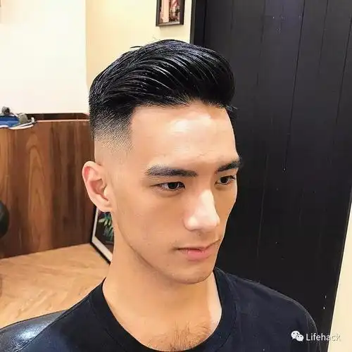 1.两边短,头顶蓬松男士瘦脸发型短发真的可以让男生看起来更放松.