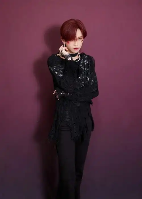 陆柯燃屋顶着火舞台#美不活了家人们,红发 破洞衣搭配战损妆是什么