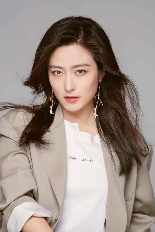 打开凤凰新闻,查看更多高清图片徐百慧此次造型突破以往温柔形象,冷艳