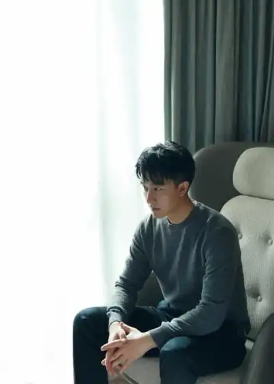 黄轩侧颜#黄轩虽然不算是大帅哥,但侧脸轮廓很完美,难怪成为大导演的