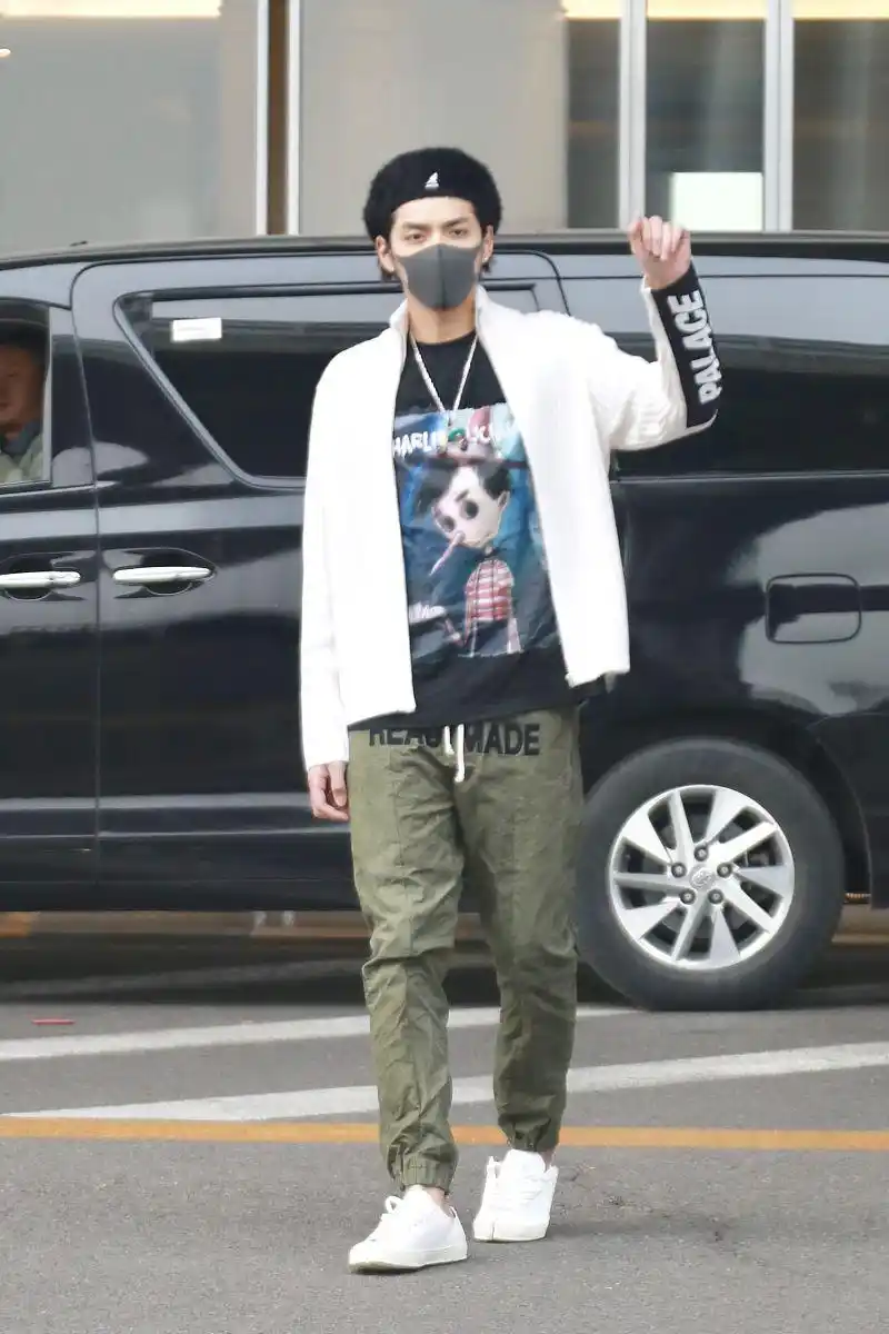 吴亦凡街拍:palace针织开衫charlie luciano卡通t恤 kangol贝雷帽帅气