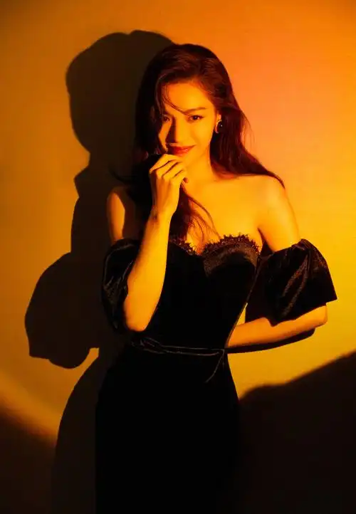 钟楚曦穿宝蓝色抹胸丝绒礼服 黑发红唇大秀曲线美