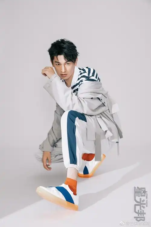 近日,演员@杨旭文 最新杂志照曝光,多种look轻松驾驭,彰显魅力