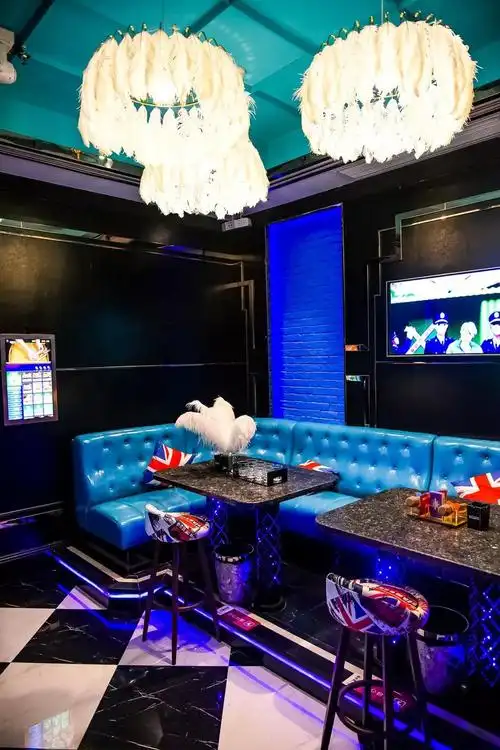 的调 -360度环绕巨幕反正蒲哥蒲姐还真没见过ktv包厢还有这种黑科技了