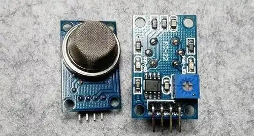 由于传感器工作时需要内部电热丝加热,所以传感器发热属于正常现象.