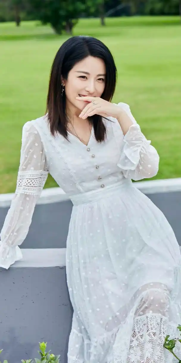 徐百慧# 纯色纱裙,高贵优雅,性感迷人