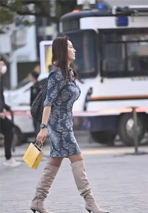 秋冬季节的长靴搭配,可以选择高跟的款式,增高显瘦_靴子_美女_身材