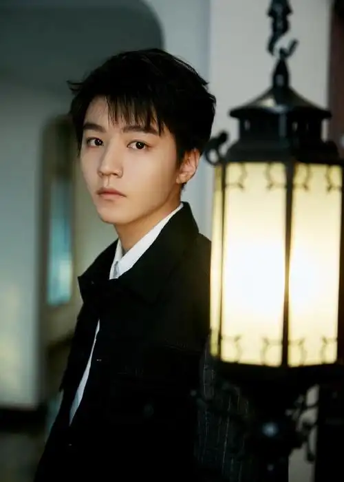 组图:王俊凯简约西装显利落雅致 细碎刘海眉眼间氛围感十足