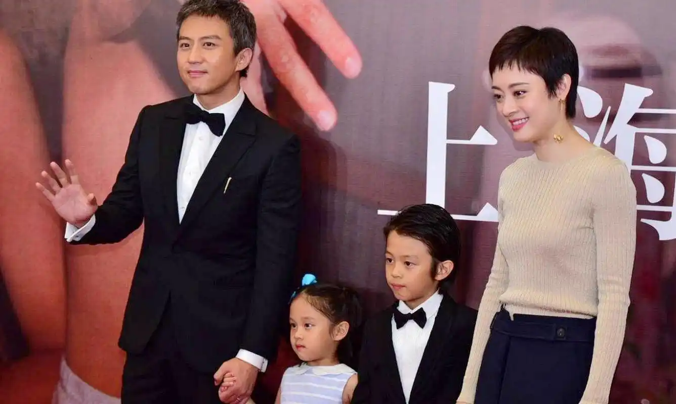 40岁孙俪和邓超秀恩爱,穿粉色工装裤显得柔美,却被网友怀疑怀上第三胎