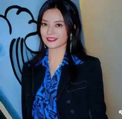 47岁赵薇久违现身,素颜曝光惊现苍老容颜!