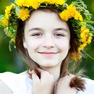 颜色束花,明亮的阳光灿烂的夏天一天公园的草地上微笑开心的享受生活