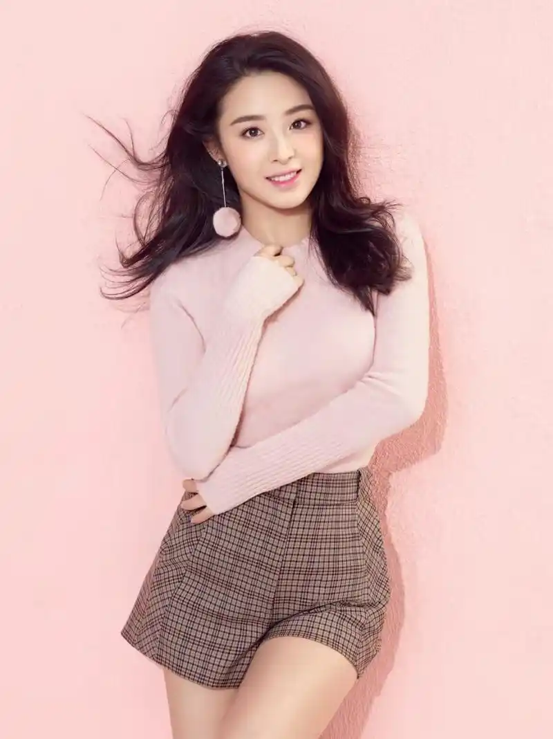 张含韵 当年超级女声一炮成名 "饱满身材"迷住了, 换了风格大不同 可