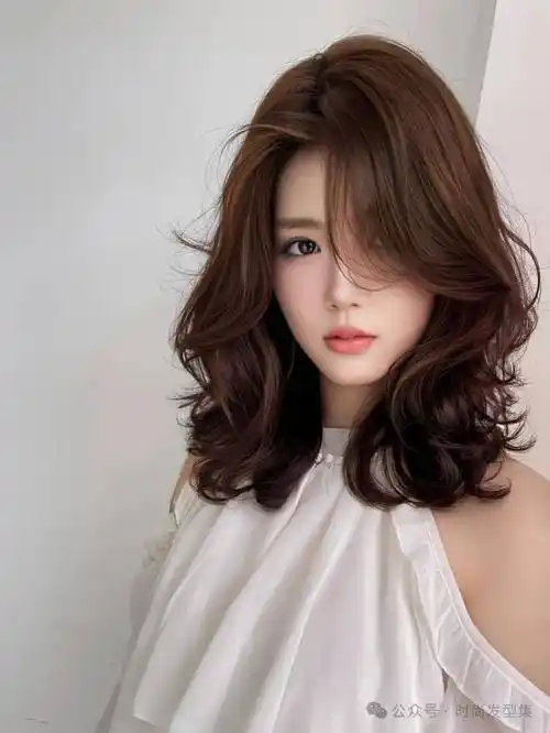 造型烫是一种既甜美又具有文艺气质的发型,它散发着一种浪漫的气息